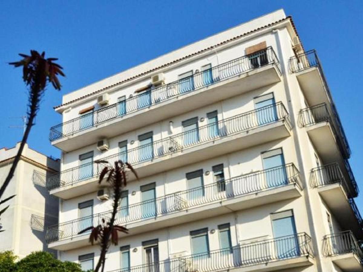 Gianni House Backpackers Hostel Giardini Naxos Bagian luar foto