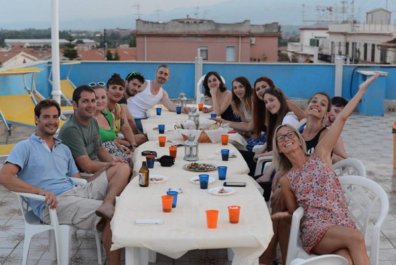 Gianni House Backpackers Hostel Giardini Naxos Bagian luar foto