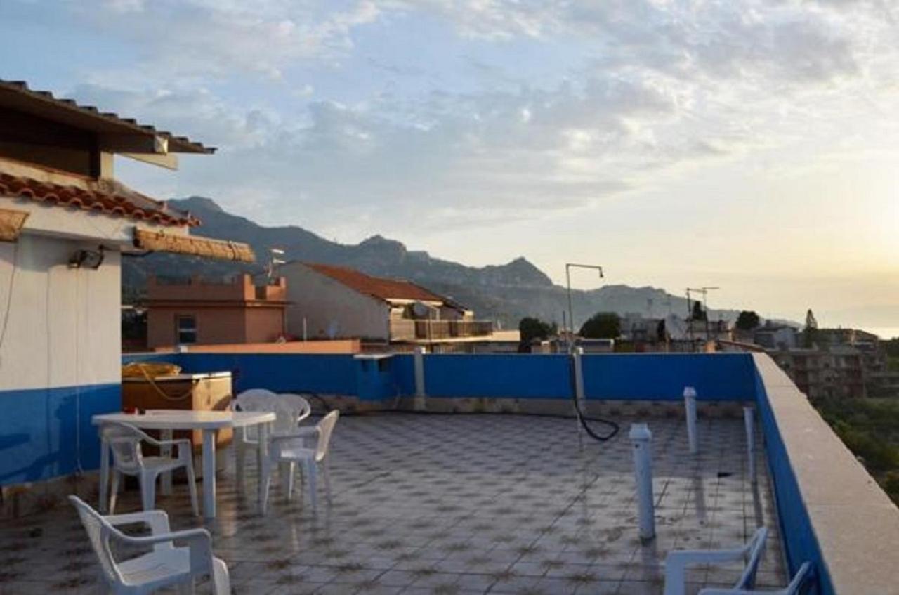 Gianni House Backpackers Hostel Giardini Naxos Bagian luar foto
