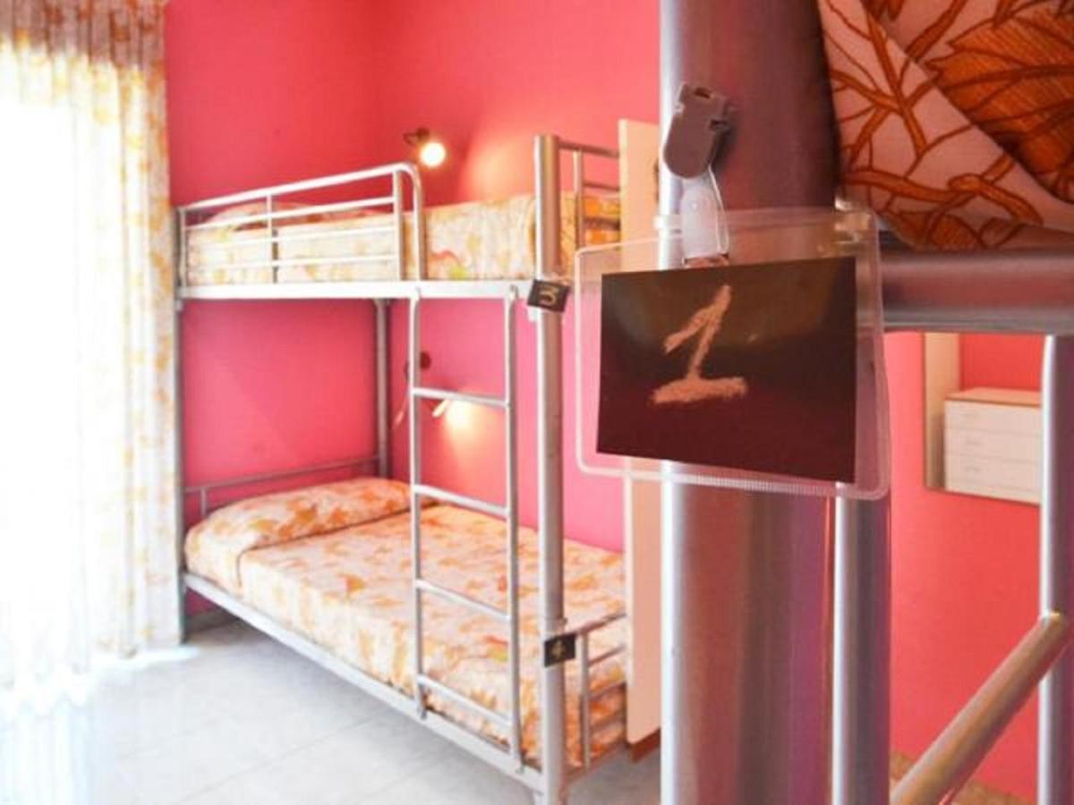 Gianni House Backpackers Hostel Giardini Naxos Bagian luar foto