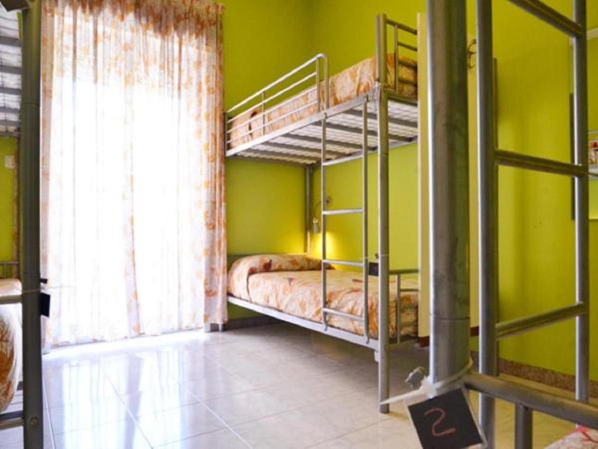Gianni House Backpackers Hostel Giardini Naxos Bagian luar foto