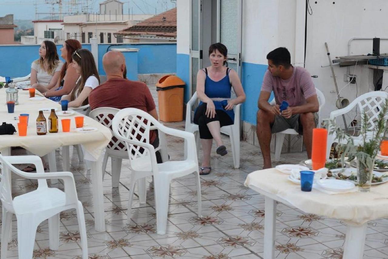 Gianni House Backpackers Hostel Giardini Naxos Bagian luar foto